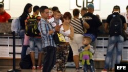 Migrantes cubanos esperan en el aeropuerto Daniel Oduber de Liberia, Costa Rica (4 de febrero, 2016).