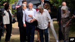 Jose "Pepe" Mujica y Lula da Silva recorren la casa del exmandatario uruguayo en Montevideo, el 25 de enero de 2023. (AP Photo/Matilde Campodonico)