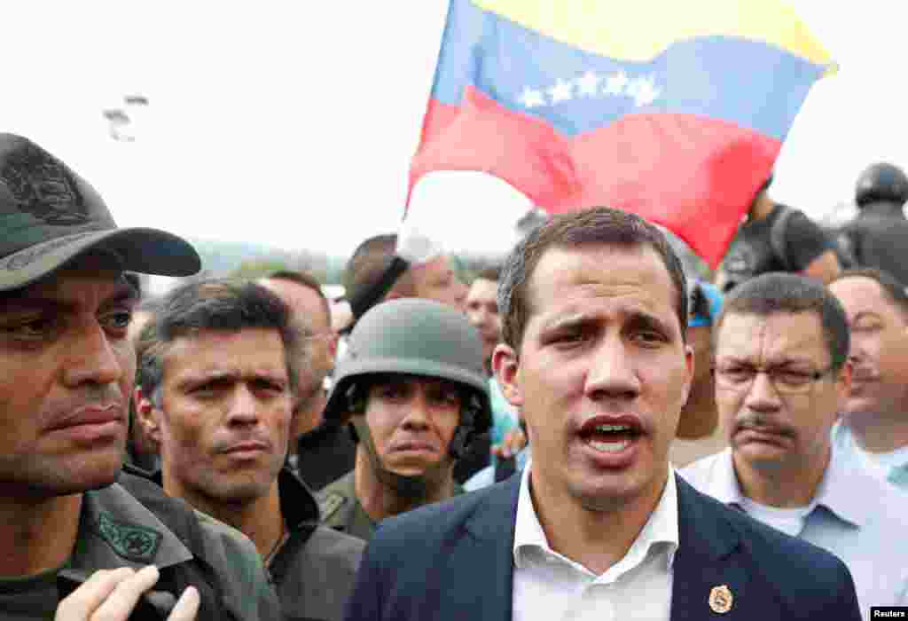 Juan Guaidó, Leopoldo López hablan con medios de prensa en Caracas.