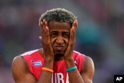 El cubano Yoao Illas reacciona durante la semifinal masculina de 400 metros con vallas en los Juegos Panamericanos en Santiago de Chile, Chile, el 1 de noviembre de 2023. (Foto AP/Natacha Pisarenko)