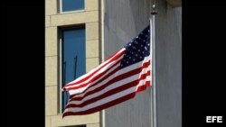 La bandera estadounidense ondea tras la ceremonia de izado en la embajada de ese país en La Habana.