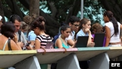 Varios jóvenes navegan por internet usando una red wifi en La Habana. (Archivo) 