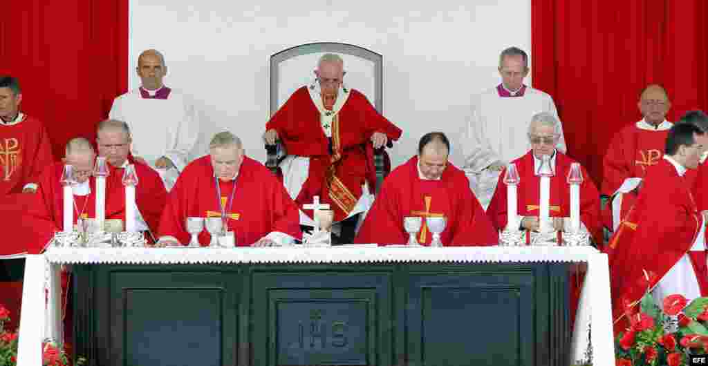 El papa Francisco oficia una misa desde la Plaza de la Revolución hoy, lunes 21 de septiembre de 2015, en Holguín (Cuba) como parte de su programa de actividades eclesiásticas en el marco de su visita.