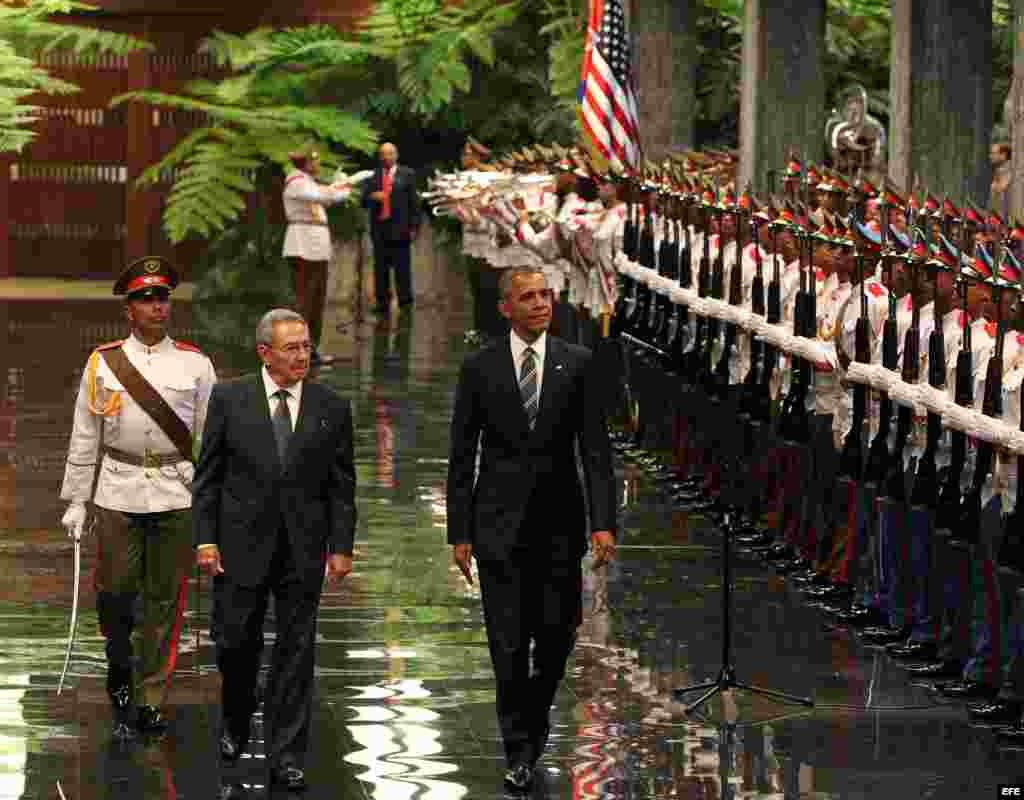 Raúl Castro (c) recibe al presidente de Estados Unidos Barack Obama (d) hoy, lunes 21 de marzo de 2016, en la ceremonia oficial de recibimiento en el Palacio de la Revolución en La Habana (Cuba).