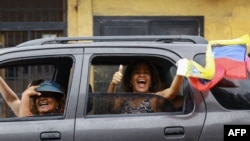 Una mujer con la bandera de Venezuela en una protesta contra el gobierno, el 29 de julio de 2024 en Valencia, Carabobo. (Juan Carlos Hernández/AFP).