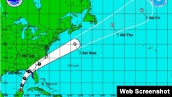 Gráfico del Centro Nacional de Huracanes de EEUU que muestra el posible trayecto de la tormenta.