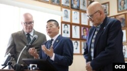 De izquierda a derecha Dr. Orlando Gutiérrez Boronat, el Dr. Yang Jianli y José Luis Fernández presidente del Presidio Político Histórico Cubano durante conferencia de Prensa de La Comisión de Justicia de Cuba, Miami, Fl. (R. KOLTUN).