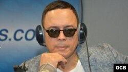 Alexis Valdés, en los estudios de 1800 Online de Radio Martí.