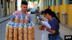 Un vendedor de galletas en La Habana. (AFP PHOTO/Yamil Lage).