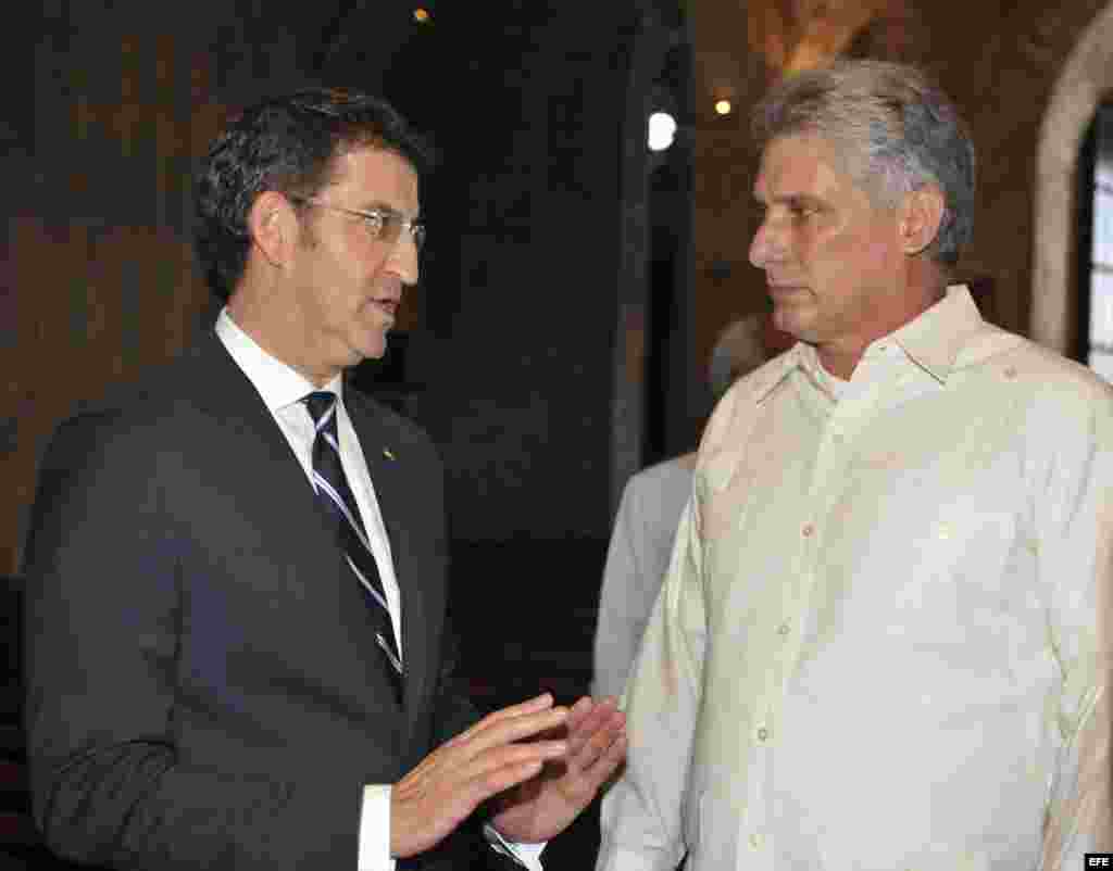 El vicepresidente cubano Miguel Díaz-Canel (d) conversa con el presidente del gobierno regional de Galicia, Alberto Núñez Feijóo (i), durante su visita a La Habana Vieja hoy, 06 de diciembre del 2013. EFE/Ernesto Mastrascusa