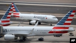 Aviones de American Airlines en el Aeropuerto Internacional Sky Harbor, en Phoenix, Arizona, en julio del 2019. (AP Photo / Ross D. Franklin).