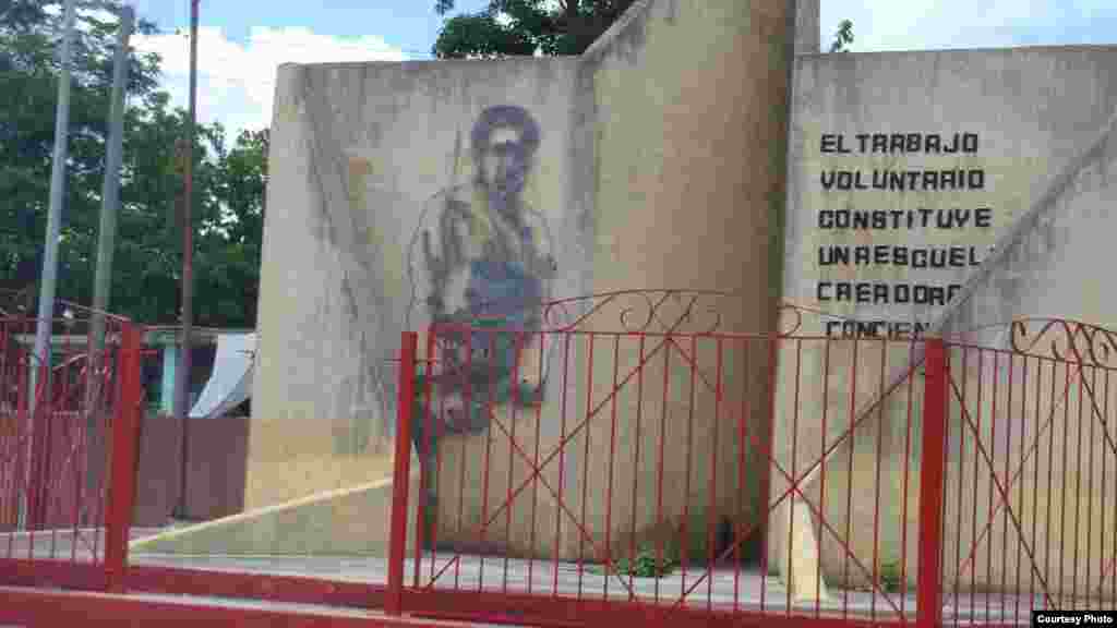 Plaza de esparcimiento juvenil en el Mariel