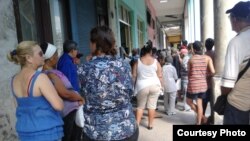 Las largas filas frente a las farmacias son un indicador de la carencia de medicamentos. (Foto: Orlando Freire/CubaNet)