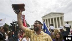 Frente al Tribunal Supremo en Washington, cientos de personas celebran la decisión de los jueces de legalizar el matrimonio homosexual.