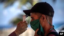 Un punto de control de la temperatura en La Habana. (AP Photo/Ramon Espinosa)