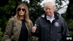 El presidente de Estados Unidos, Donald J. Trump (d), y la primera dama, Melania Trump (i), se dirigen al helicóptero presidencial en la Casa Blanca, Washington D.C (Estados Unidos) hoy, 29 de agosto del 2017. El presidente, Donald Trump, puso hoy rumbo a