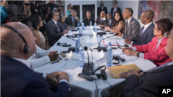 Reunión de Obama con (de der. a izq) Dagoberto Valdés, Berta Soler, Laritza Diversent, José Daniel Ferrer, Juana Mora, Antonio Rodiles, Angel Remón, Guillermo Fariñas, Nelson Alvarez, Miriam Celaya, Manuel Cuesta, Miriam Leiva y Elizardo Sánchez. AP/Pablo Martínez Monisvais.