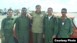 Luis Raúl González-Pardo Rodríguez junto a militares cubanos. 