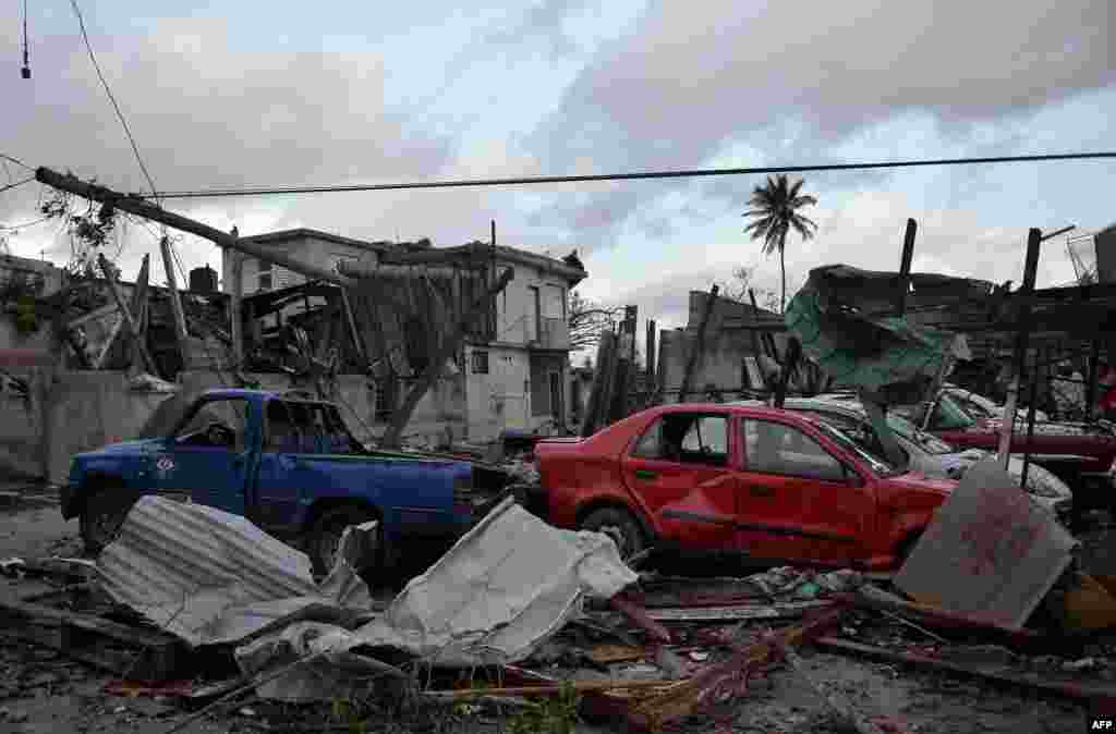 El viento causó destrozos severos en viviendas, edificios, autos y el tendido eléctrico. 