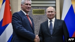 El gobernante de Cuba, Miguel Díaz-Canel, junto a Vladimir Putin en la residencia del Presidente ruso en las afueras de Moscú (Foto: Alexander Nemenov/AFP).