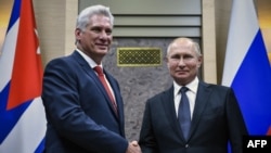 El gobernante de Cuba, Miguel Díaz-Canel junto a Vladimir Putin en la residencia del Presidente ruso en las afueras de Moscú (Foto: Alexander Nemenov/AFP).