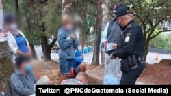 Migrantes interceptados por la Policía Nacional de Guatemala.