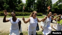 Laura Pollán (centro) y otras Damas de Blanco se manifiestan en la 5ta Avenida de Miramar, en La Habana, el 11 de julio de 2010, para pedir la libertad de los presos políticos. (REUTERS/Desmond Boylan)