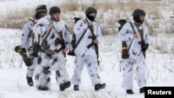 Soldados ucranianos durante simulacros en el Centro Internacional de Seguridad para el Mantenimiento de la Paz, cerca de Yavoriv, en la región de Lviv, Ucrania.