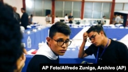 El líder estudiantil Lesther Alemán se sienta con sus compañeros de estudios al final del segundo día de un diálogo nacional, en Managua, Nicaragua, el 18 de mayo de 2018.