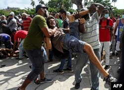 El joven Leonardo Romero Negrín siendo detenido por las protestas del 11J.