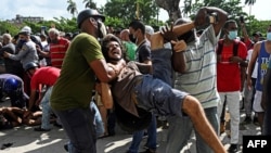 El joven Leonardo Romero Negrín siendo detenido en La Habana el 11 de julio de 2021. (Yamil Lage/AFP).