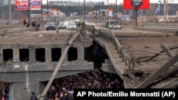 Ucranianos se refugian bajo un puente en Kyiv, el 5 de marzo, día 10 de la invasión. (AP Photo/Emilio Morenatti).