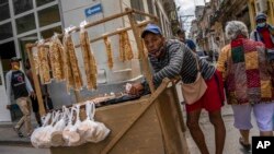 Un vendedor ambulante espera clientes en medio de la calle en La Habana. (AP Foto/Ramón Espinosa)