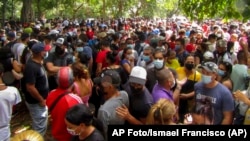 Cubanos frente a la embajada de Panamá el miércoles 9 de marzo de 2022, en La Habana, el día después de que el gobierno panameño anunciara que requerirá visas de tránsito para los cubanos. (AP Photo/Ismael Francisco).