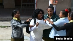 Berta Soler es detenida frente a la sede de las Damas de Blanco, en Lawton, La Habana. (Foto Archivo: Facebook)