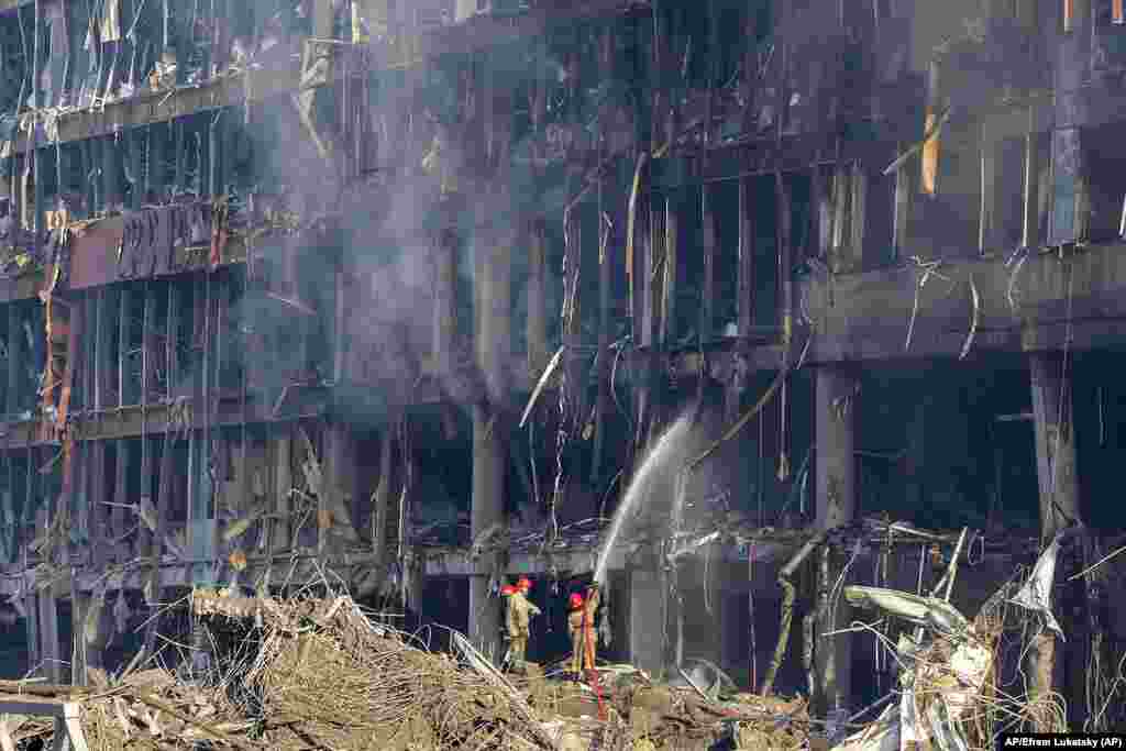 Bomberos ucranianos extinguen el fuego y el humo después de un bombardeo ruso en un centro comercial en Kyiv, Ucrania. Foto: AP/Efrem Lukatsky.