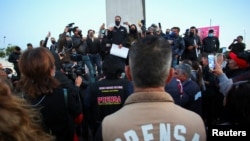 Periodistas mexicanos se reúnen para protestar contra los recientes asesinatos del fotoperiodista Margarito Martínez y la periodista Lourdes Maldonado, en Tijuana, México, 25 de enero de 2022. 