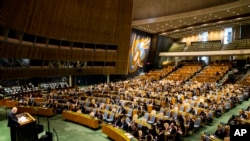 El representante permanente de Rusia para Naciones Unidas, Vassily Nebenzia, habla durante una reunión de emergencia de la Asamblea General, este lunes, 28 de febrero de 2022, en la sede de la ONU. (AP Foto/John Minchillo)