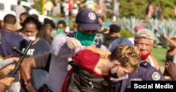 Policía reprime a manifestantes del 11 de julio en La Habana, Cuba. (Foto: Facebook)