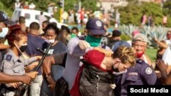 Policía reprime a manifestantes del 11 de julio de 2021 en La Habana, Cuba. (Foto: Facebook)