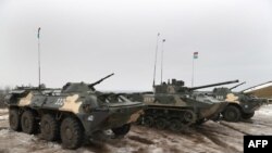 Tanques rusos y bielorrusos en la frontera con Ucrania. (Maxim Guchek/AFP).