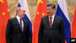 El presidente chino Xi Jinping (d) y el presidente ruso Vladimir Putin en Beijing, el 4 de febrero del 2022. (Alexei Druzhinin, Sputnik, Kremlin Pool Photo via AP, File)