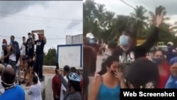 Los hermanos Reinaldo González y Enrique Méndez protestando el 11J en Camagüey.