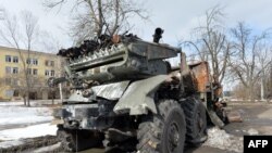 Tanque ruso destruido durante los combates por la defensa ucraniana en la ciudad de Jarkiv. (AFP/Sergey Bobok).