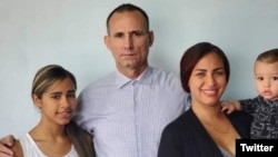 José Daniel Ferrer junto a su esposa y dos de sus hijos.