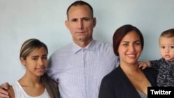 José Daniel Ferrer junto a su esposa y dos de sus hijos.