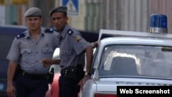 Policías cubanos