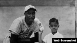 Martín Dihigo junto a su hijo.