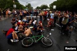 Migrantes realizan una protesta bloqueando una carretera exigiendo a las autoridades libre tránsito por México mientras intentan llegar a la frontera con Estados Unidos, en Huixtla, México 6 de noviembre de 2023. REUTERS/Jose Torres