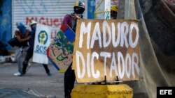 Manifestantes opositores se enfrentan a agentes de la Guardia Nacional Bolivariana en Venezuela.